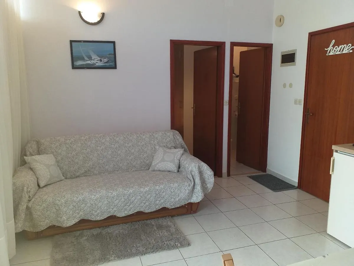 Apartments Grzanov Sutomišćica 0*,